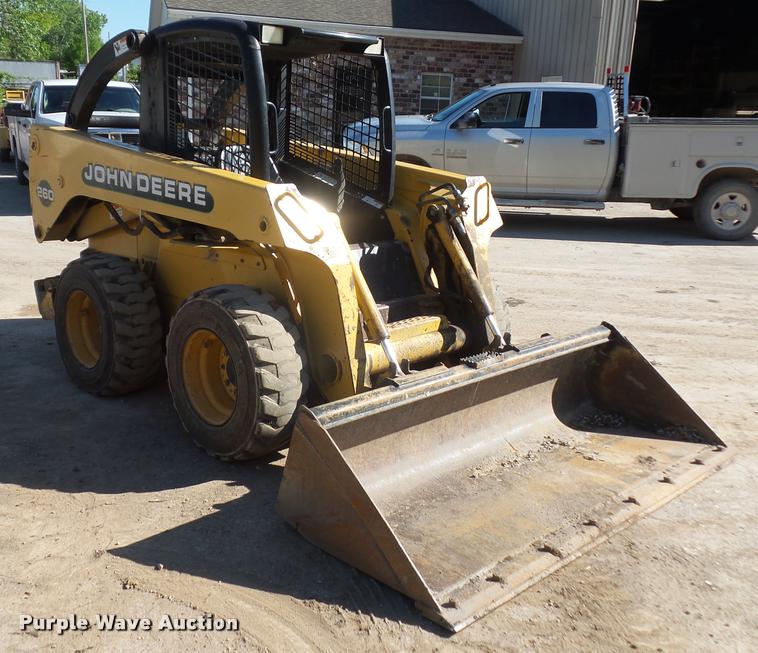 image for item DD9432 2000 John Deere 260 skid steer