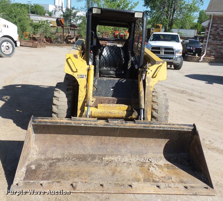 image for item DD9432 2000 John Deere 260 skid steer