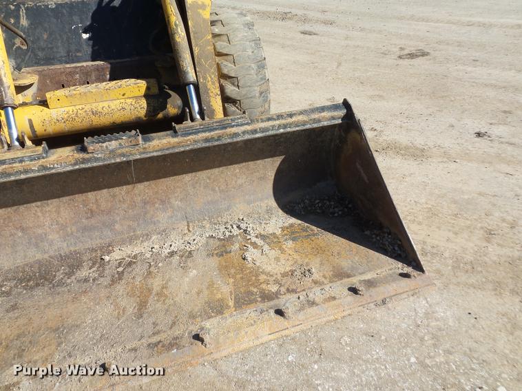 image for item DD9432 2000 John Deere 260 skid steer