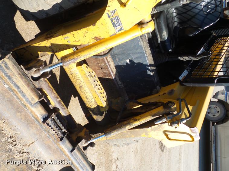 image for item DD9432 2000 John Deere 260 skid steer