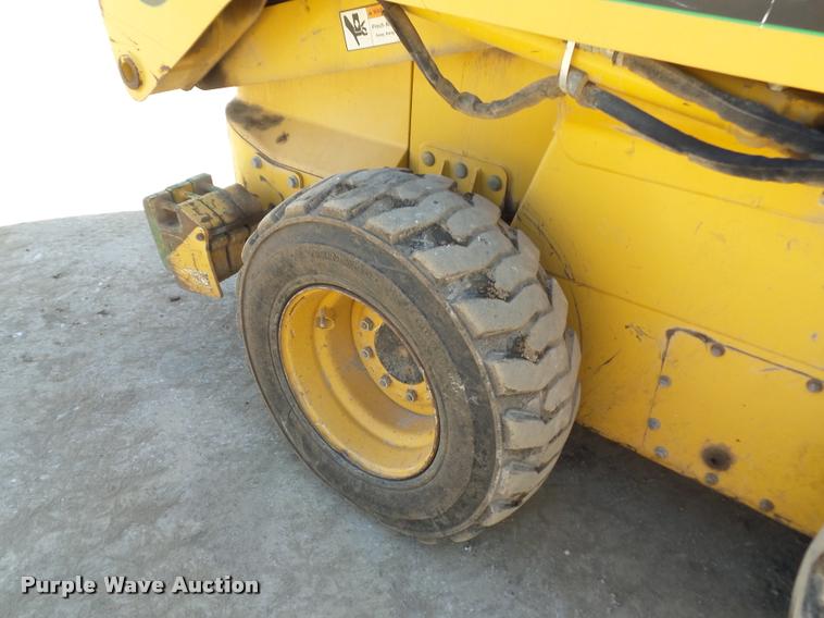 image for item DD9432 2000 John Deere 260 skid steer