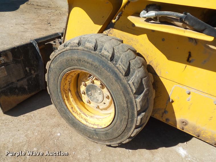 image for item DD9432 2000 John Deere 260 skid steer