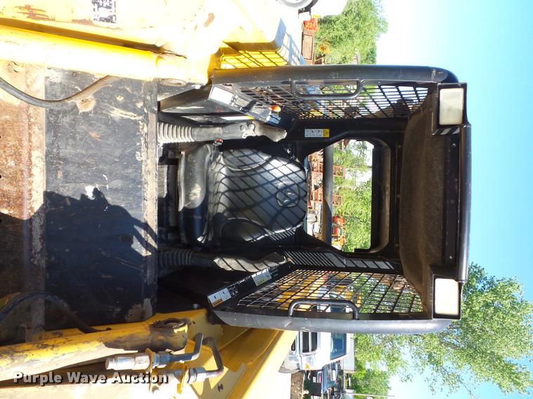 image for item DD9432 2000 John Deere 260 skid steer
