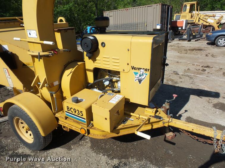 image for item DD9433 2001 Vermeer BC935 wood chipper