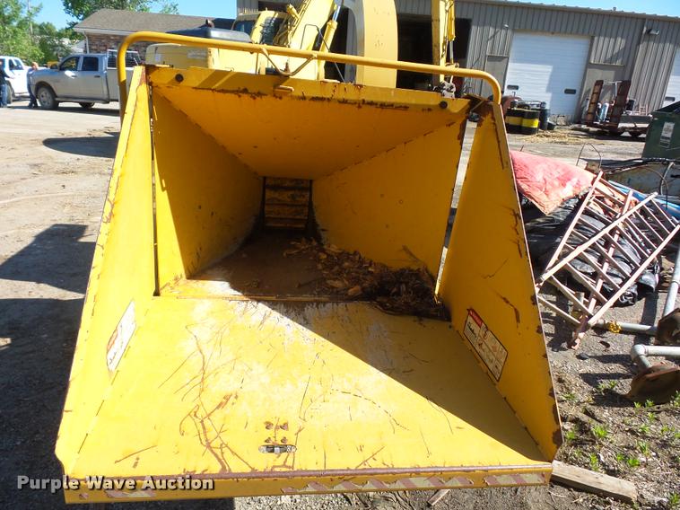image for item DD9433 2001 Vermeer BC935 wood chipper