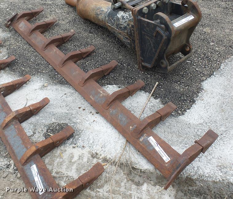 image for item DD9459 Skid steer bucket toothed bar