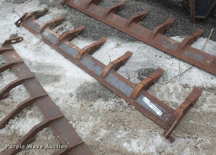 image for item DD9460 Skid steer bucket toothed bar