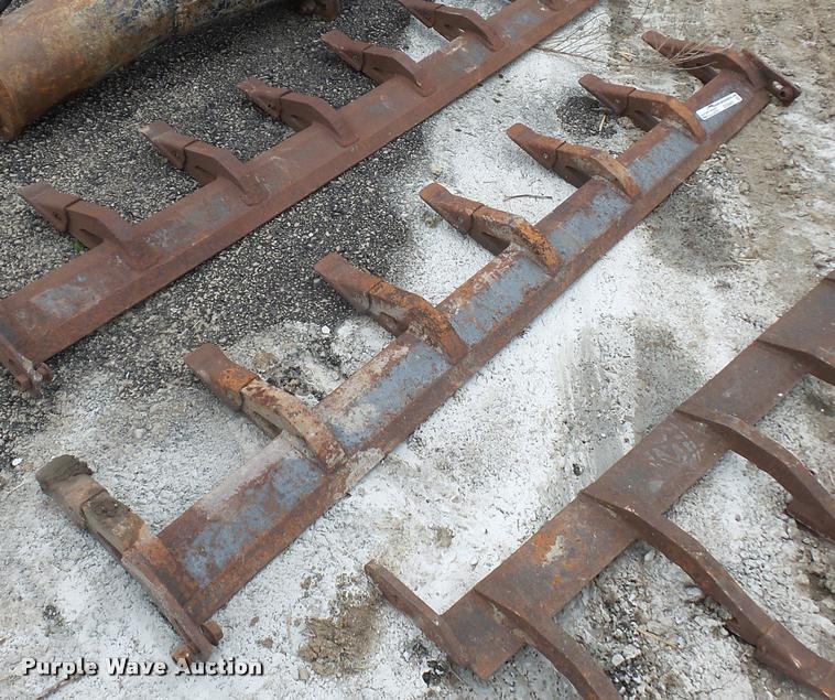 image for item DD9460 Skid steer bucket toothed bar