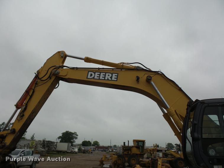 image for item DD9463 2005 John Deere 330C LC excavator
