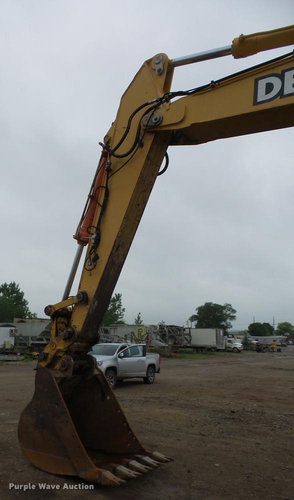 image for item DD9463 2005 John Deere 330C LC excavator