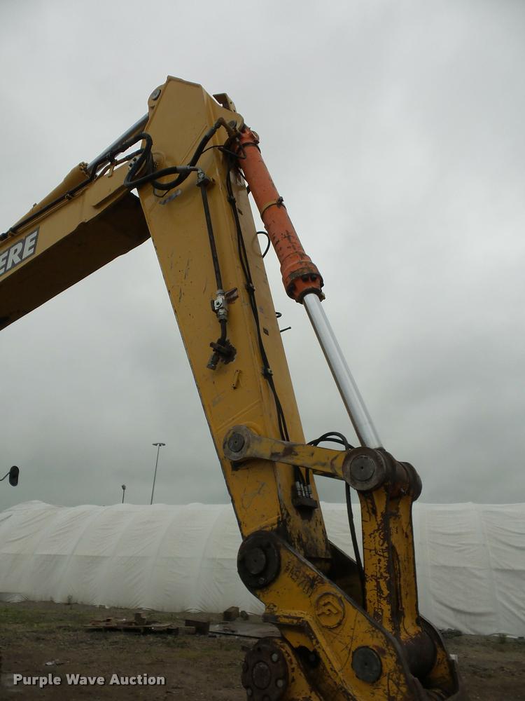 image for item DD9463 2005 John Deere 330C LC excavator