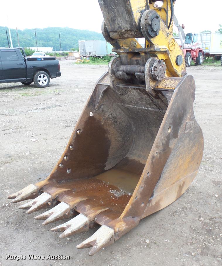 image for item DD9463 2005 John Deere 330C LC excavator