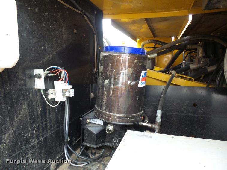 image for item DD9463 2005 John Deere 330C LC excavator