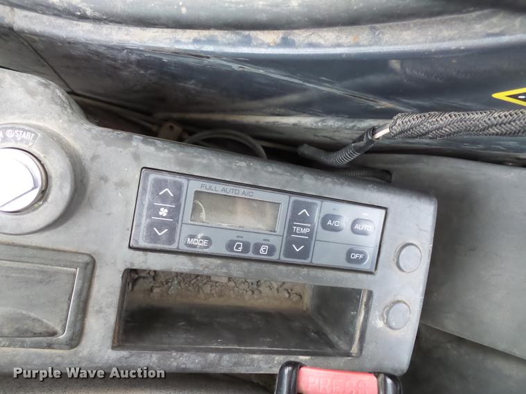 image for item DD9463 2005 John Deere 330C LC excavator