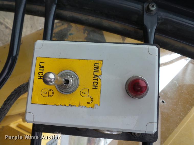 image for item DD9463 2005 John Deere 330C LC excavator