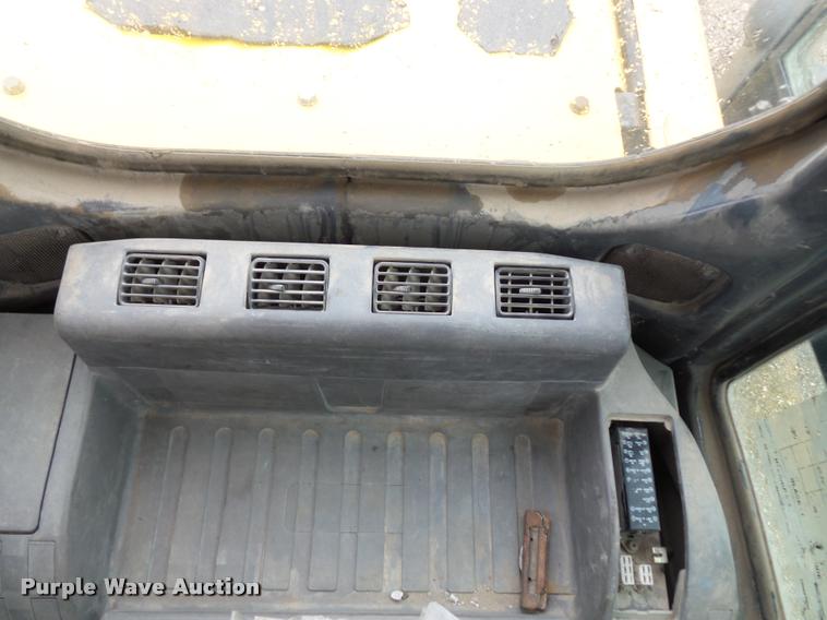 image for item DD9463 2005 John Deere 330C LC excavator