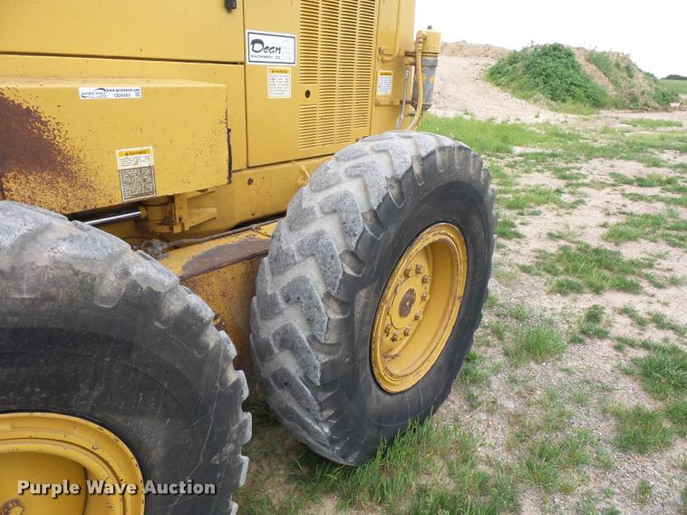 image for item DD9493 2001 Caterpillar 140H motor grader