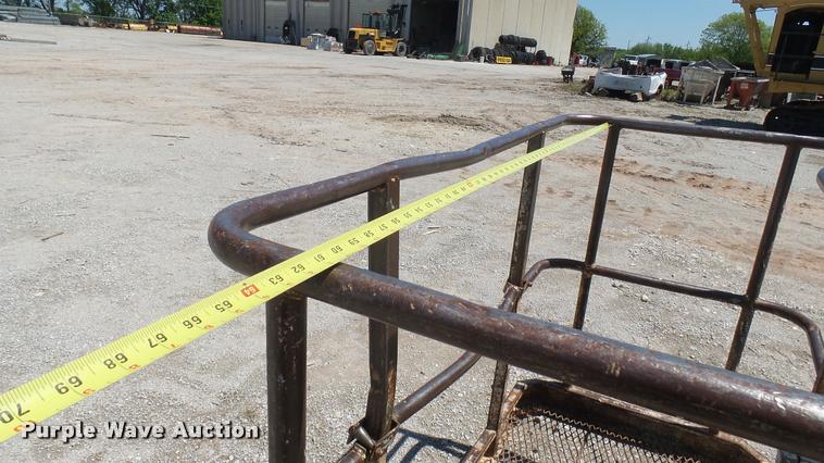 image for item DQ9128 1997 Snorkel TB-A60 boom lift