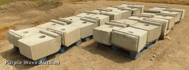 image for item G1078 (70) inter-locking concrete blocks