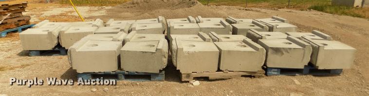 image for item G1078 (70) inter-locking concrete blocks