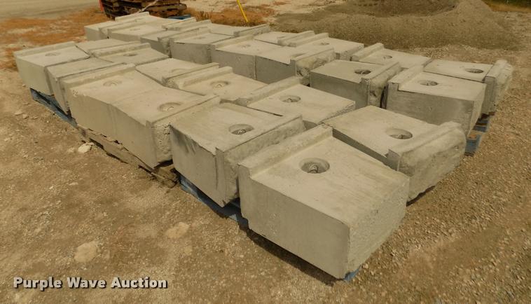 image for item G1078 (70) inter-locking concrete blocks