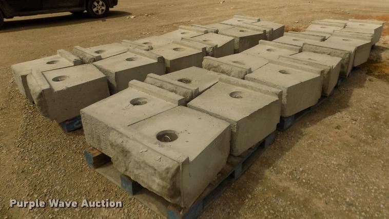 image for item G1078 (70) inter-locking concrete blocks
