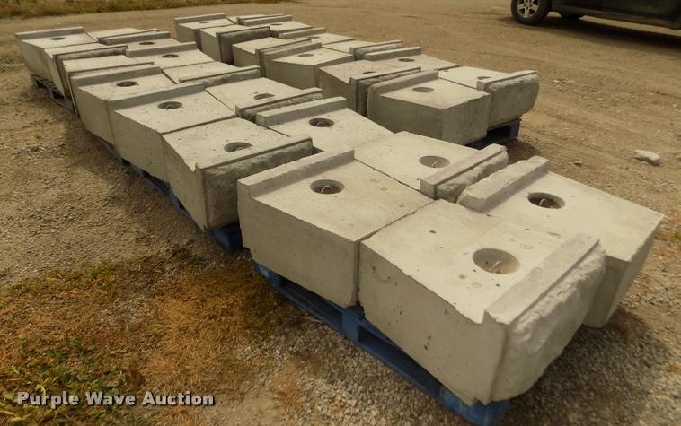 image for item G1078 (70) inter-locking concrete blocks