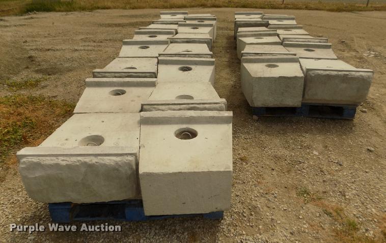 image for item G1078 (70) inter-locking concrete blocks