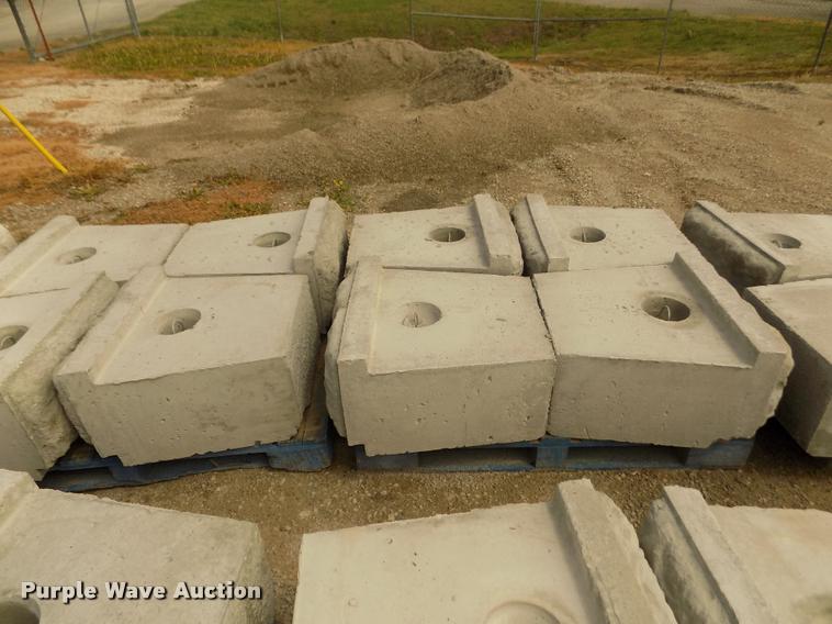 image for item G1078 (70) inter-locking concrete blocks