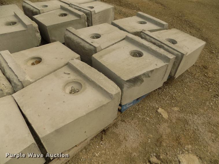 image for item G1078 (70) inter-locking concrete blocks