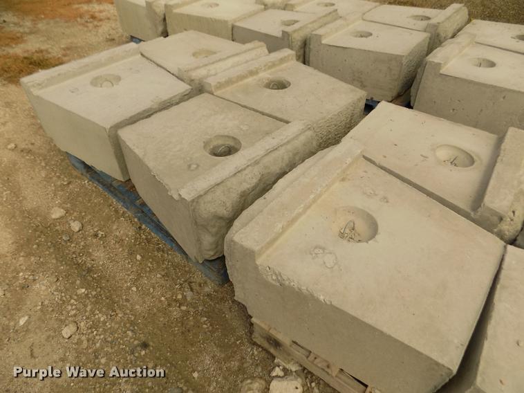 image for item G1078 (70) inter-locking concrete blocks