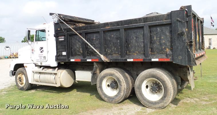 image for item L3129 2000 Freightliner FLD dump truck