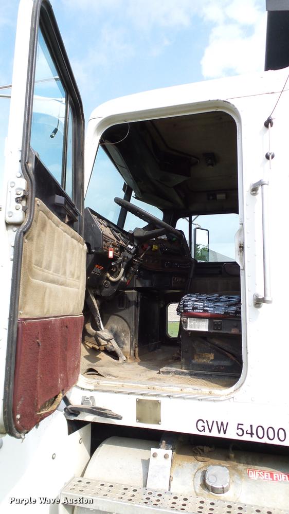 image for item L3129 2000 Freightliner FLD dump truck