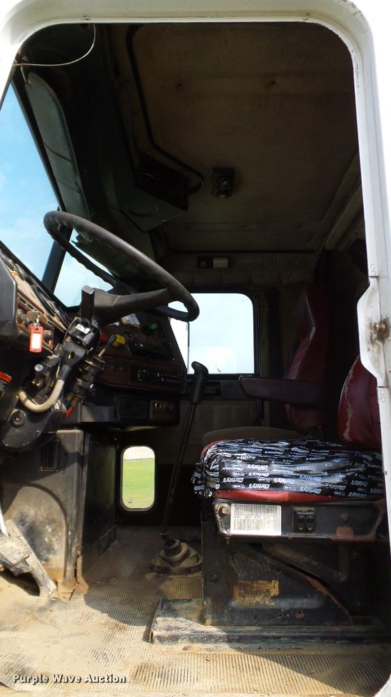 image for item L3129 2000 Freightliner FLD dump truck