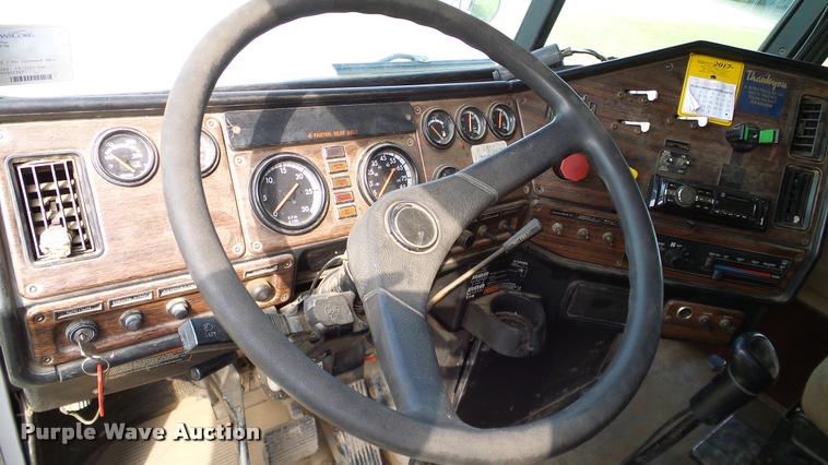 image for item L3129 2000 Freightliner FLD dump truck