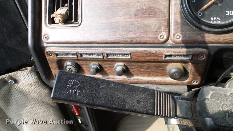 image for item L3129 2000 Freightliner FLD dump truck