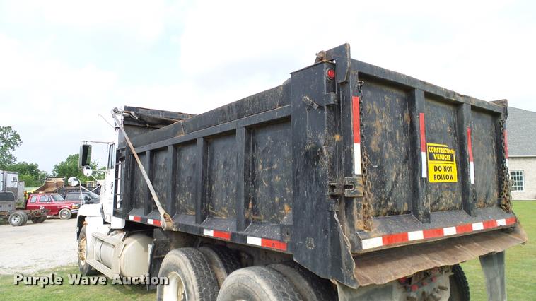 image for item L3129 2000 Freightliner FLD dump truck