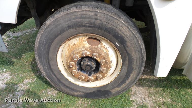 image for item L3129 2000 Freightliner FLD dump truck