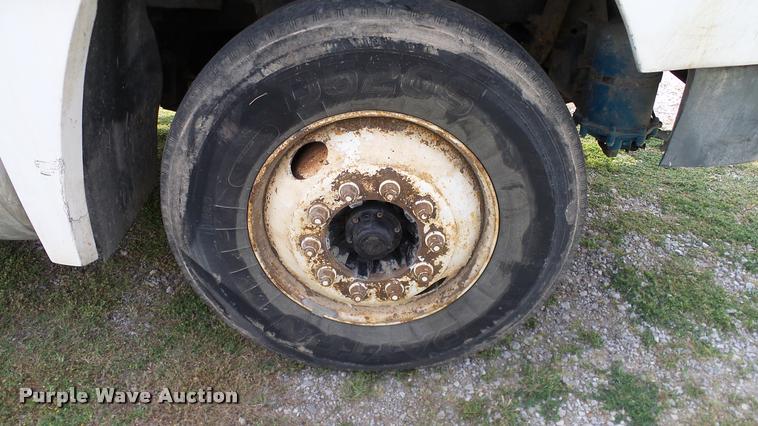 image for item L3129 2000 Freightliner FLD dump truck