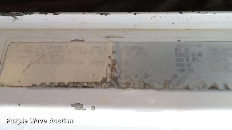 image for item L3129 2000 Freightliner FLD dump truck