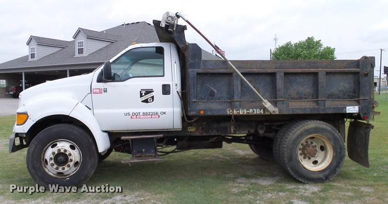 image for item L3136 2000 Ford F750 dump truck