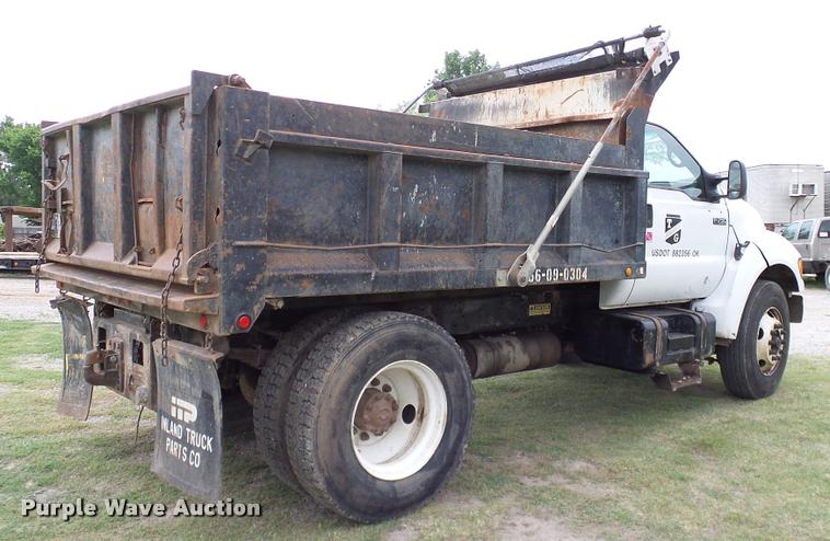 image for item L3136 2000 Ford F750 dump truck