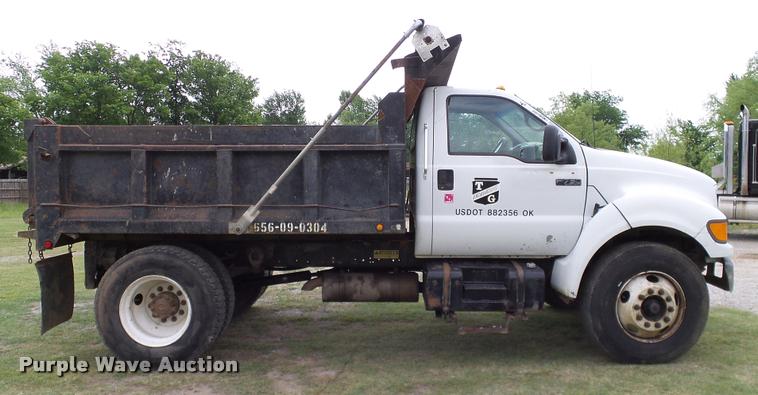 image for item L3136 2000 Ford F750 dump truck