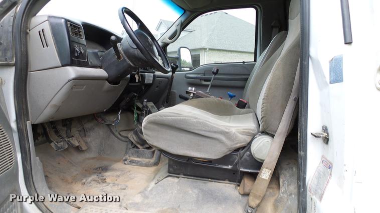 image for item L3136 2000 Ford F750 dump truck