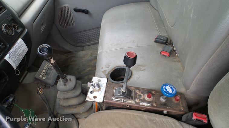 image for item L3136 2000 Ford F750 dump truck