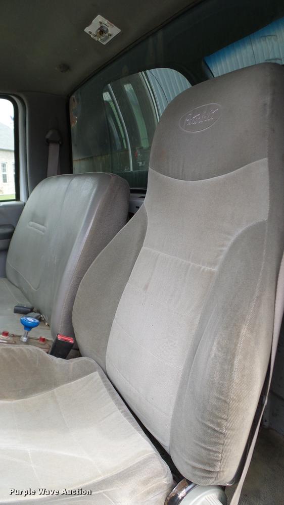 image for item L3136 2000 Ford F750 dump truck