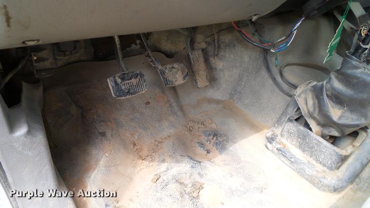 image for item L3136 2000 Ford F750 dump truck