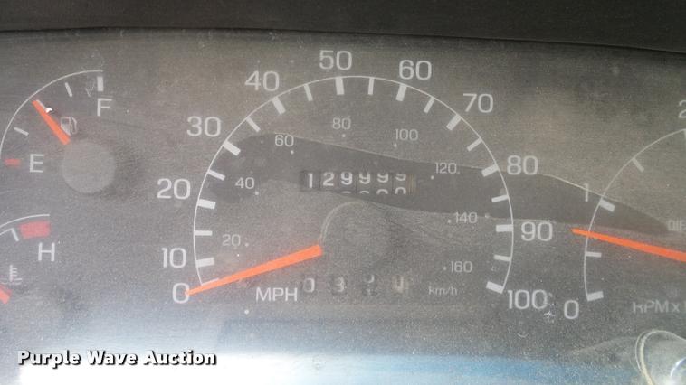 image for item L3136 2000 Ford F750 dump truck