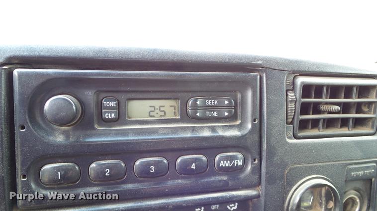 image for item L3136 2000 Ford F750 dump truck