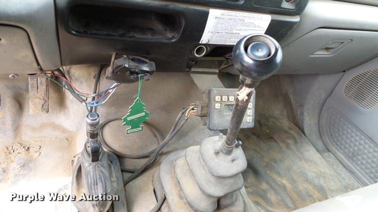 image for item L3136 2000 Ford F750 dump truck